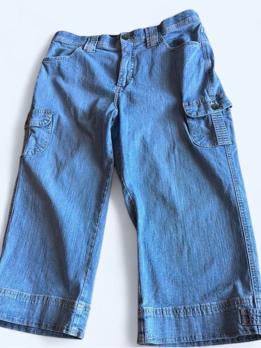Women’s denim cargo capris by Lee, platinum label. Comfort waistband, size 10.